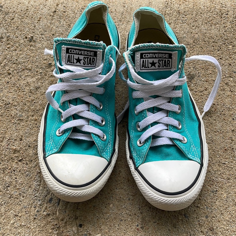 Teal converse. Women’s size 9, men’s size 7. Worn few times, but good condition.